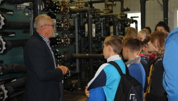 Helyi iskolások látogatták meg a vízműtelepet