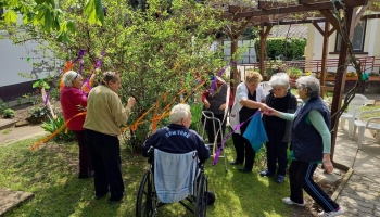 A májusfa állítás napjainkban is szép hagyomány.