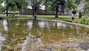 A Béke-téri Park tófelületének tisztaságára gondosan ügyelnek a Városgazda Kft. munkatársai