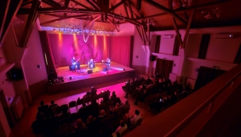 Színpadon a jánoshalmi hölgyekből álló Purple Smoke zenekar